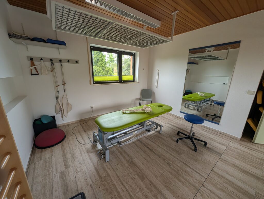 Behandlungsraum mit Therapieliege und Sprossenwand
