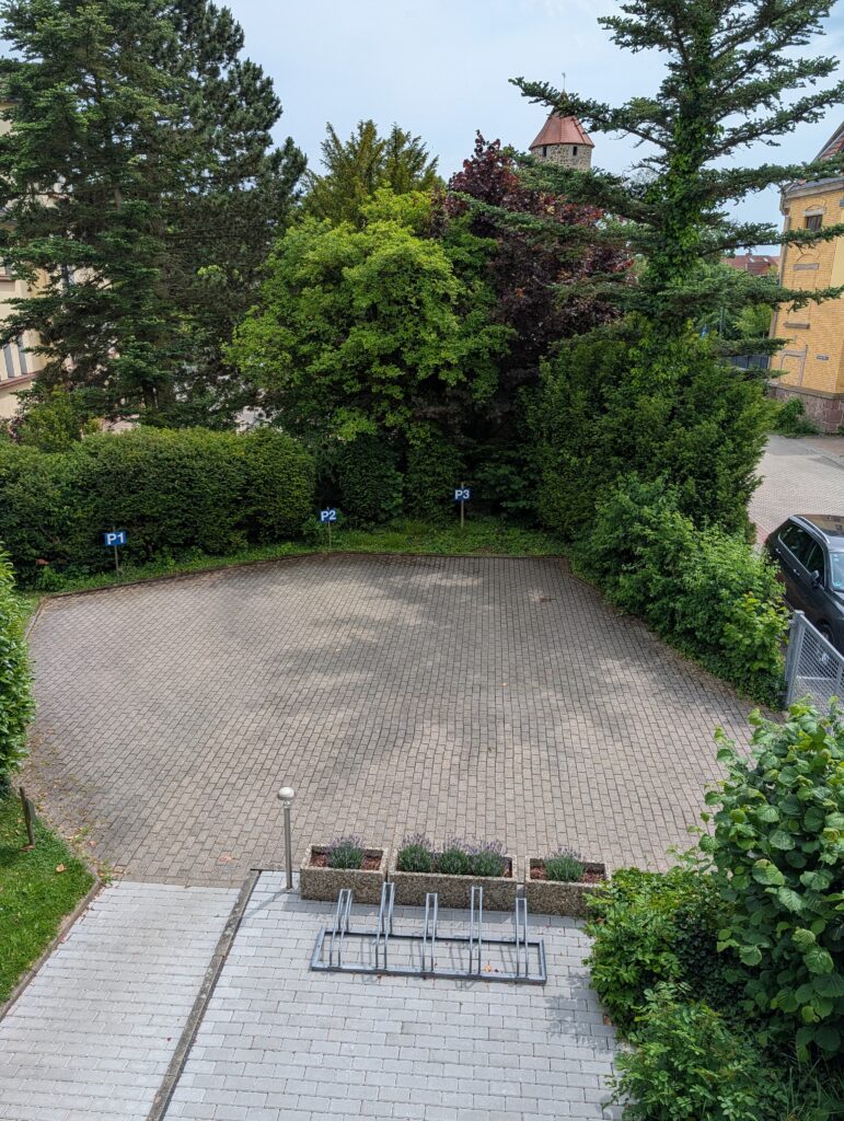 Parkplatz und Fahrradständer am Haus in Fritzlar